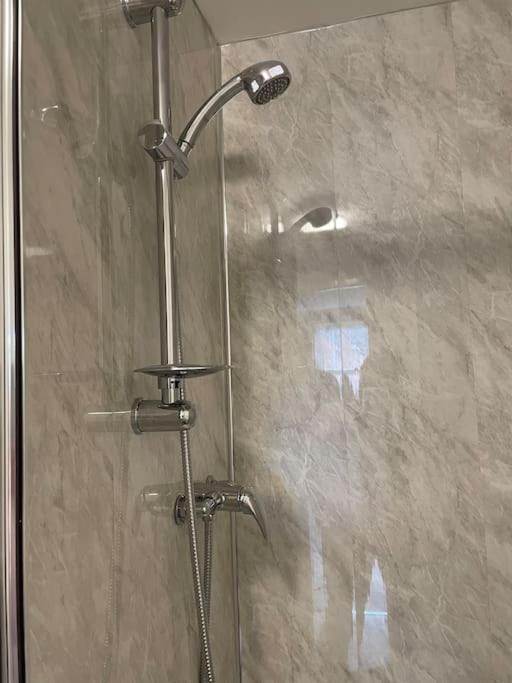Lovely 1 Bedroom Studio Apartment - Merthyr Tydfil Bagian luar foto