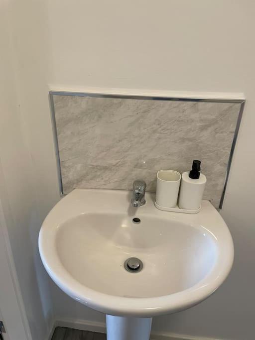 Lovely 1 Bedroom Studio Apartment - Merthyr Tydfil Bagian luar foto